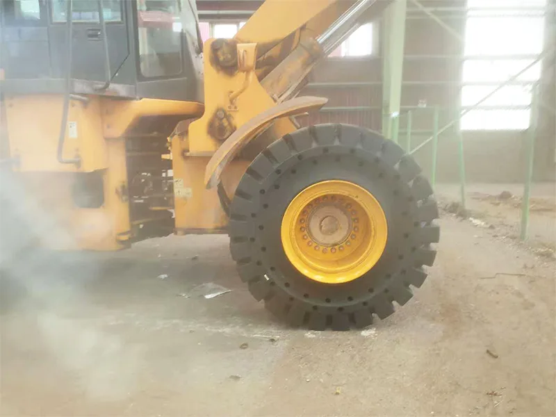 Brasilgo Beira Fabrika batek 23,5-25 pneumatiko solidoak erabiltzen ditu